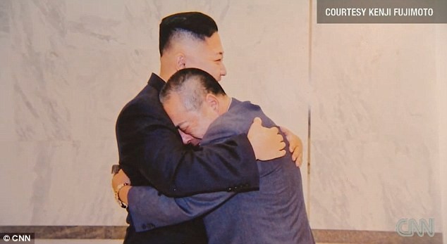 Cái ôm thân mật giữu đầu bếp Shushi Nhật và lãnh đạo Triều Tiên Kim Jong-un khi ông quay lại Triều Tiên năm ngoái